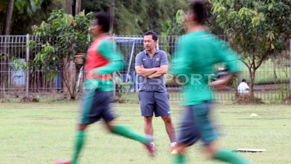 Pelatih Timnas U-23, Aji Santoso saat melatih timnya di Lapangan Sutasoma Halim, Rabu (27/05/15). Copyright: © Herry Ibrahim/INDOSPORT